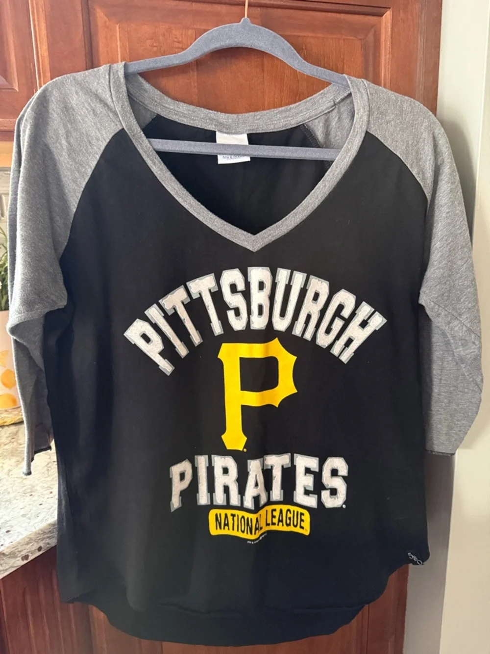 5th & Ocean MLB Genuine Merchandise Pittsburgh Pirates Baseball Tee - Picture 1 of 8